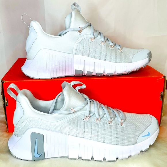 New Nike Free Metcon 6 in Photon Dust and Metallic Silver Women's size 10 - Picture 3 of 9